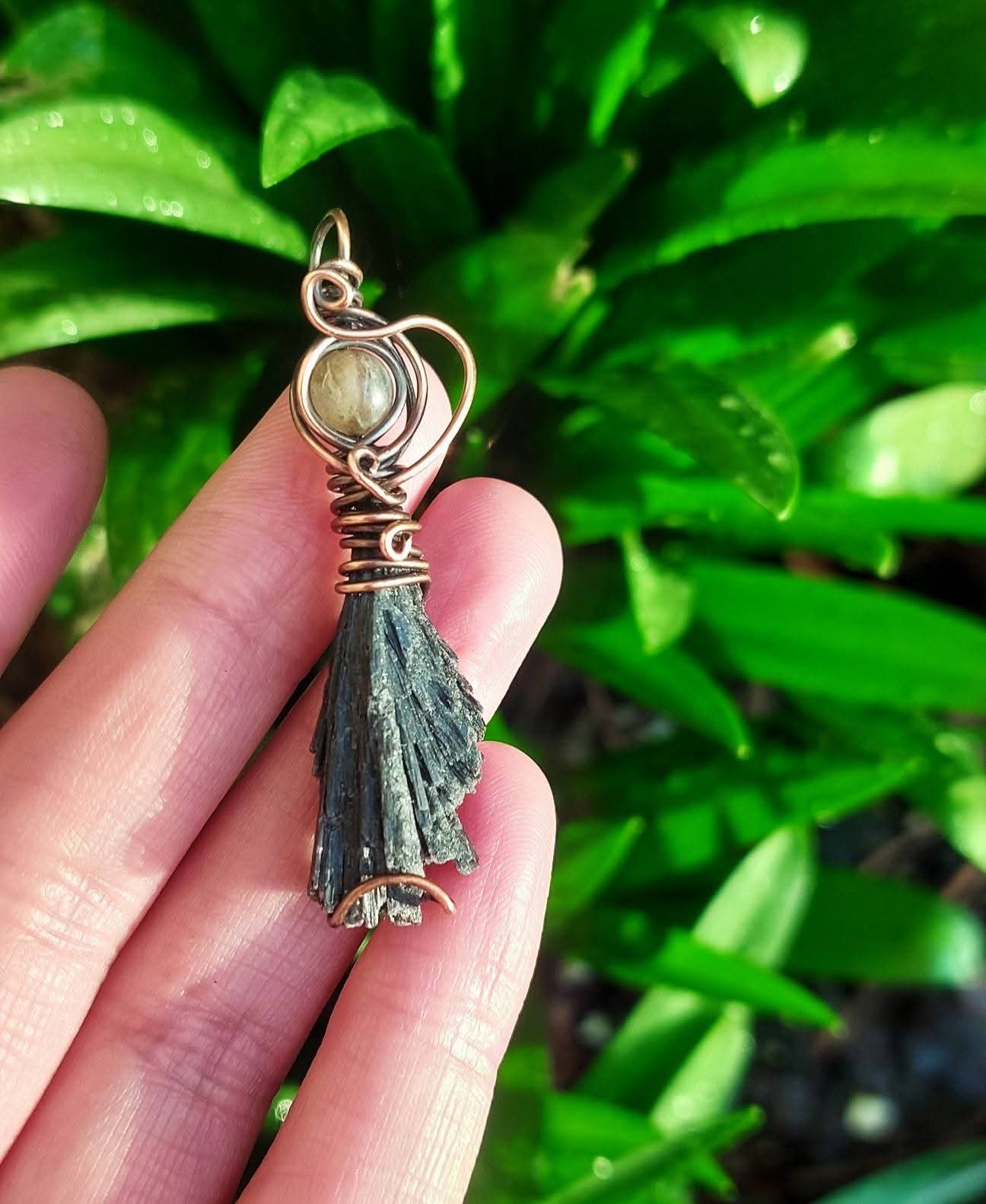 Mini Kyanite Broom With Labradorite ✨️