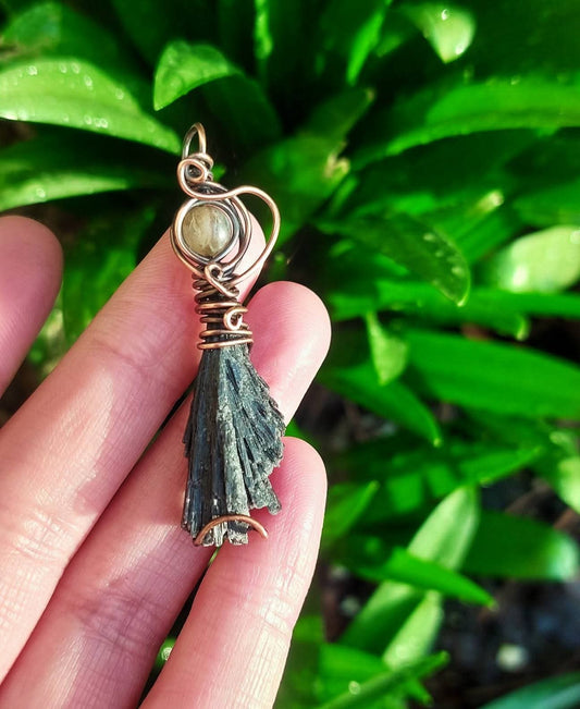 Mini Kyanite Broom With Labradorite ✨️