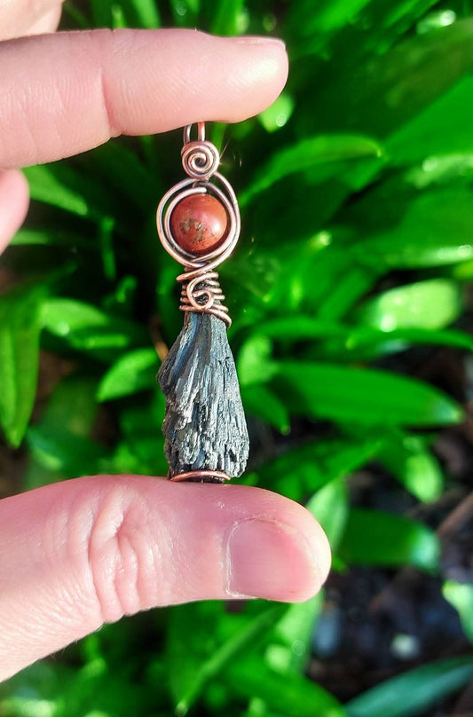 Mini Kyanite Protection Broom With Red Jasper ✨️